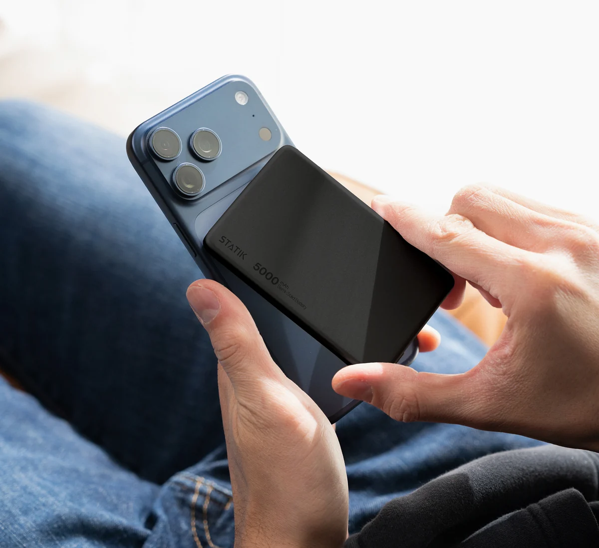 Magnetická powerbanka připevněná ke smartphonu